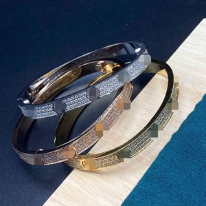 Varumärkesdesigner Springsummer New Carter Gold Full Sky Star Light Luxury Diamond Three Rows Wide Edition Två smala armband för kvinnor med logotyp Q0BT