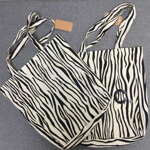 Lotte Japão Korea AP Zebra Bolsa de compras de padrões para homens e mulheres Um ombro de lona portátil Bolsa 240419