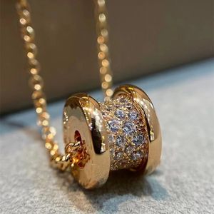 2024 Designer Wisiant Naszyjnik Full Diamond Naszyjnik S925 Pure Silver High Edition Pleated 18K Rose Gold Light Luksusowy łańcuch kołnierzy