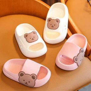 Slipper Summer Baby Shoes Slipers Cartoon Mönster Småbarn Soft Soled Footwear Anti-Slip Kids Slide Sandals for Girls Boys 2-12Yearsl2404