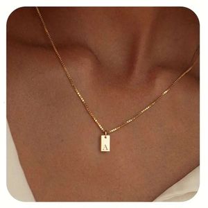 Engelska snidande geometriska metallbokstäver Square Pendant för kvinnor halsband koppar pläterad med k guld