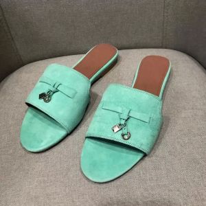 Loro Piano Charms Suede Piana tofflor Slides Summer Embellished Luxe Sandals Shoes äkta läder Öppna tå avslappnade lägenheter för kvinnor lyx med låda