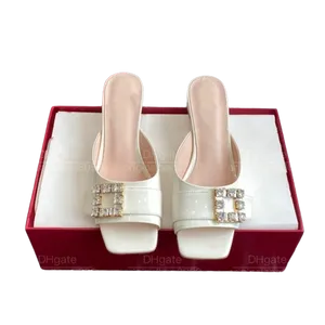 Designer Sandaler Ny fyrkantig knapp liten häl lyxig kvinnors tofflor konstnärliga mode flash diamant utsmyckade design enkla sandaler med originallåda.
