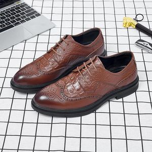 Scarpe da abbigliamento 2024 Fashion casual Men Brogue Crocodile Vintage Formal Formal Mares