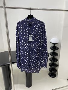 Camicia a pois con un look retrò e moderno