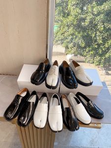 Designer Maisons Margiela Mm6 Loafers Läder Lace Up Babouches ny färg MM6 Klassiska lyxdesignerskor Kvinnor Derma Loafers Factory Shoes