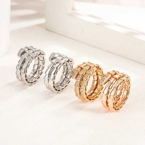 Anéis de casamento Hot Selling Selling New 925 Sterling Silver Full Diamond Snake Bone Ring Ladies Personalidade Moda Luxury Brand Party Casal Gift 240419