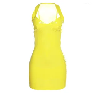 Casual klänningar i kvinnors sexiga V-ringning PU Slim Bodycon Summer Streetwear Club Kort klänning 2024 Kvinnlig svart gul snäv kläder