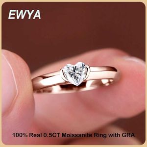 ウェディングリングEWYAトレンディDカラー0.5ct 5mmハートカット女性用モイサナイト婚約リングS925シルバーメッキ18Kローズゴールドダイヤモンドリングバンド240419