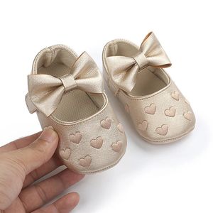 PU skórzane bownot dziewczynki buty urocze Moccasins Serce Sole Sole First Flat Walkers Toddler Princess Footwie