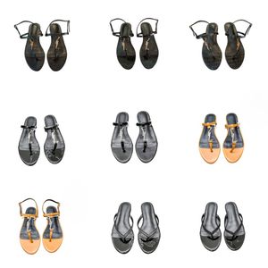 Cassandra patentläder platt sandaler med guldbokstäver logotyp 2024 sommar thong sandal flip-flops gummisula med webbband kvinnor tofflor stor storlek 43 slip på sldes