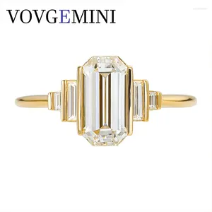 Pierścienie klastra Vovgemini 1.7ct Szmaragd Cut Moissanite Pierścień 18K Solid Gold VVS Clarity 0.1tct Four Baguette Moissanites Modna Biżuter