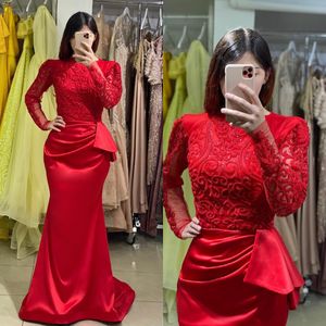 Elegante rote Meerjungfrau Muslim Abendkleider Juwelhals Hals Perlen Spitze Langarm türkische Kaftan Kleid Falten Taille Satin Besonderer Anlass formelle Kleider für Frauen