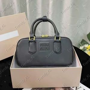 Miui Bag Matelasse Bowling Arcadie Miumiubag Женский мужчина Crossbody Designer Luxury Tote Mudbags Half Moon Travel Clutch Clutch Sacks Пушистые раковины зимнее плечо 132