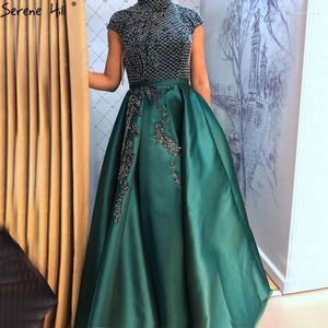 Party Dresses Serene Hill Satin Green A-Line Beading aftonklänning 2024 Dubai High-Neck Cap Sleeves Formal Wear Gown Cla70761