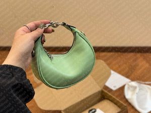 Kvinnors lyxiga lilla väska crossbody handväska mode läder blixtlås halvmåne underarmsäck handhållen justerbar rem klassisk mångsidig tryckta enskilda axlar väskor