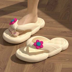 Sommerblumenschuhe Flip Flops Strand Sandalen nicht schlau lässige Flachschuhe 2023 Innenhausrutschen für Frauen im Freien 240409