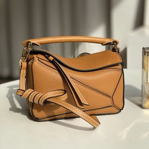 Spansk designerväska äkta läder handväska axel hink kvinnor väska 18c'm pussel koppling handväska crossbody geometric fyrkantig kontrasterande patch 2024 ny modell