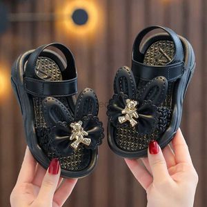 Sandalen Kindersandalen Sommer Mädchen 2023 neue Mädchen weicher Einzelrutschen kleiner mittlerer und großer Kinderbabystudent Strandschuhe 240419