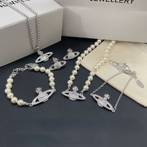 Designer Jewelrys Lady Saturn Bracelets Versatile Pearl Necklaces Charm Bracelets Sliver Earrings