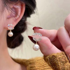 Boutique Gold-Plated Earrings Brand Designer Högkvalitativ färgade diamantsmycken Butikörhängen för fashionabla charmiga flickor Högkvalitativ örhänge