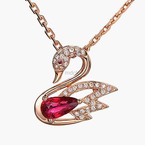 Anhänger Halsketten klassische Roségold Schwan Red Crystal Ruby Gemstones Diamonds Anhänger Halsketten für Frauen Schmuck Choker Bijoux Geschenkzubehör 240419