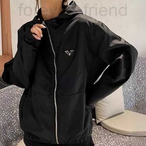 مصمم السترات للرجال 2024 أوائل الربيع الجديد P عائلة Triangle Iron Logo الكلاسيكي الذي تم تجديده Nylon Emblem Zipper Coat Coat MQDH