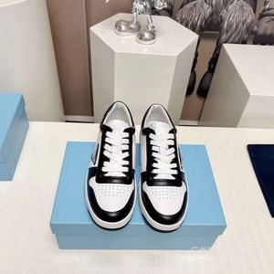 Sapatos casuais Lace preto e respirável em volta da camada de dedo da camada de coloração de coloração de coloração de panda para homens pequenos masculinos