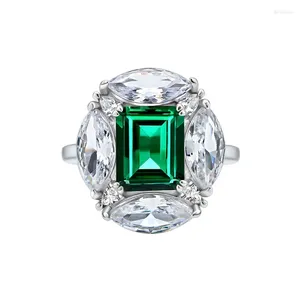 Modelos de anéis de cluster 8 10 Emerald S925 Sterling Silver High Carbon Diamond Ring para mulheres na Europa e América Pequena Versátil