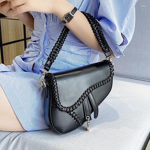 Bag sadel axel för kvinna 2024 Trend Luxury Leather with Crossbody Wide Strap Fashion Simple Korean Ladies Sling Handbag