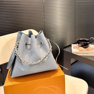 24SS Женский роскошный дизайнер роскошной дизайнер выдолбленная сумка для ковшей женская сумочка сумка для плеча кросс-кошелек высокая мода 23 см Cdkkt