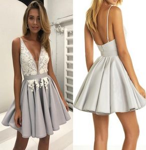 Sexig satin korta hemkommande klänningar v hals spaghettirem ruched applikationer backless mini party klänningar silver petite cocktail go1428091