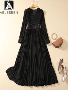 Casual Dresses Aeleseen Black Long Pleated Dress Women Runway Fashion V-Neck Feathers Luxined Brodery Elegant Vintage