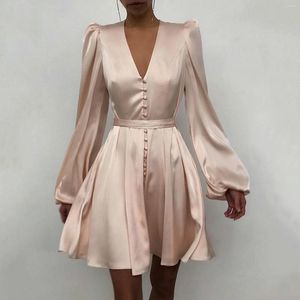 Casual Dresses Elegant Beige Apricot Bandage midja Satinklänning Damer French Style Solid Color Design Pleated Mini Women's