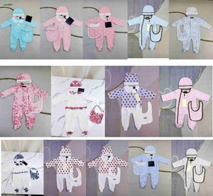 인기있는 신생아 점프 수트 유아 옷 크기 52-80 디자이너 아기 크롤링 슈트 유아용 면화 수트 스카프 편안한 모자 24APRIL