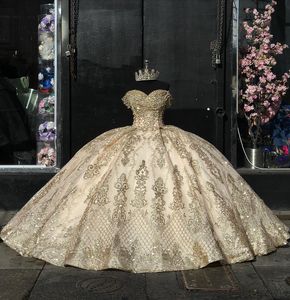 Lyxig guldprinsessan quinceanera klänningar bollklänning från axel glittrande paljetter spets vestido de quinceanera spets upp bakåt svep tåg söt 15 maskerad klänning