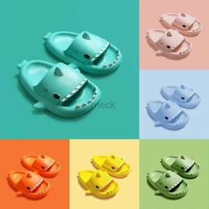 Barn tofflor Cartoon Shark Sandaler Summer Boys Girls Baby Barn Shoes Soft Sole Anti-Slip 240419