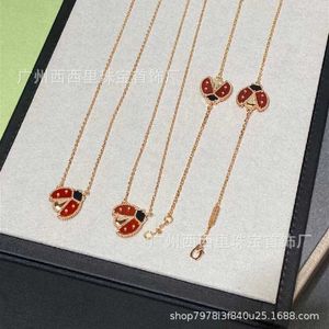 Högkvalitetsdesigner Vancefe S925 Sterling Silver Ladybug Necklace Rose Gold Red Jade Medal White Fritillaria Beetle Plum Blossom Collar Chain Chain