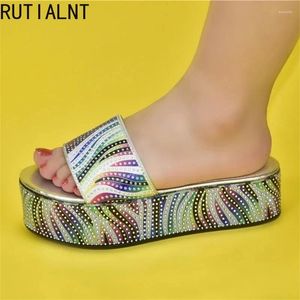 Elbise ayakkabıları yaz kadın orta topuk terlikleri nijeryalı kadınlar sandal yüksek kaliteli satan İtalyan tarzı Slingbacks Afrika