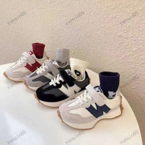 Sneakers nyfödda pojke sneakers småbarn baby för tjej mjuk botten antiskid barn avslappnad andningsbara utomhussport barnskor G220517