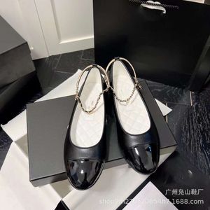 Sapatos xiaoxiang plana sola única cadeia de metal fivela pequena cor de cabeça redonda que combina com balé brilhante em