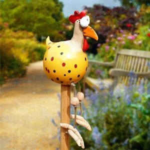 面白い目をした鶏肉長い足樹脂工芸彫像彫像木製の杭装飾鶏の彫刻ガーデンフェンスアート用品240418