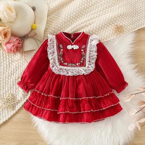 Flickaklänningar Autumn and Winter Girls 'Qipao Small Standing Neck Long Sleeve Dress Barnens broderade rufs kant veckad stor kjol