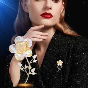 Broschen Broschen Frauen Luxus Broschen Kupfer Gold plattiert Kristall Fünf Blume weibliche Weihnachtsjjewelry Kleider Metall Sicherheitsstifte
