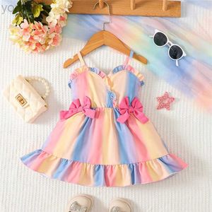 Sukienki dziewczynki 0-3 lata dziewczynka Rainbow Kolor Sukienka Moda Suspender Bow Drese Sweet Toddler Girl Summer Codzienne spotkania noszenie D240423