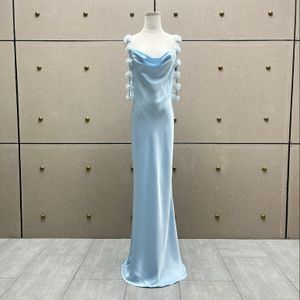 レディースドレスの花の飾られたスリムフィットスリップロングドレス