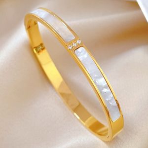 Europa e America Donne alla moda calda Bracciale inossidabile Acciaio inossidabile 18K oro placcato braccialetti di bracciale cuore per ragazze donne bel regalo