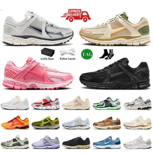 ランニングシューズVomero Zoom Athletic Mensメタリックシルバー女性メンズフォームブラックパンダセールオートミール超音波doernbecherガンダムトレーナーランナースポーツスニーカー