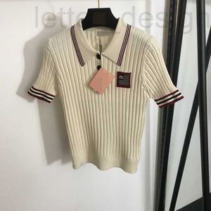 Kvinnors stickor Tees Designer 2024 Summer Ny Slim Fit and Slant Breett Letter Patch Polo Neck Kort ärm stickad topp rs3j