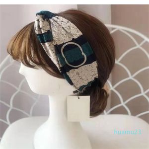 弾性ベルベット女性ヘッドバンドファッションデザイナー冬の女の子の手紙フローラルヘアバンドスカーフヘアアクセサリーギフトヘッドライプ4色